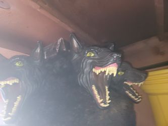 Three Heads Warewolf Animatronic Fog Smoke Coming Out Mouth & Eyes Lights Up