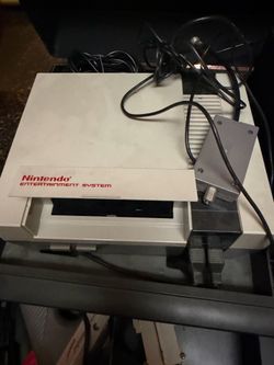 Nintendo Entertainment System (NES) Console with Zapper and Accessories