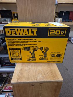 NEW Dewalt 20V Max Drill and Impact Driver Combo Kit DCK241C2
