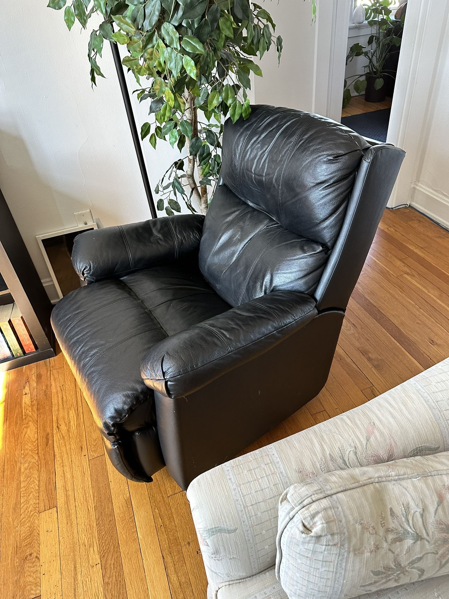 Leather Recliner for Sale in Cincinnati, OH OfferUp