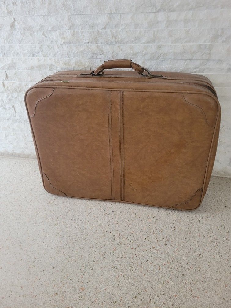 Airways 28-in Soft Sided Vinyl Suitcase
