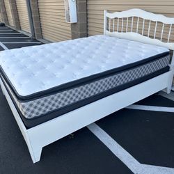 Queen Size Bed With Clean Mattress/cama Tamaño Queen Con Colchón Limpio 
