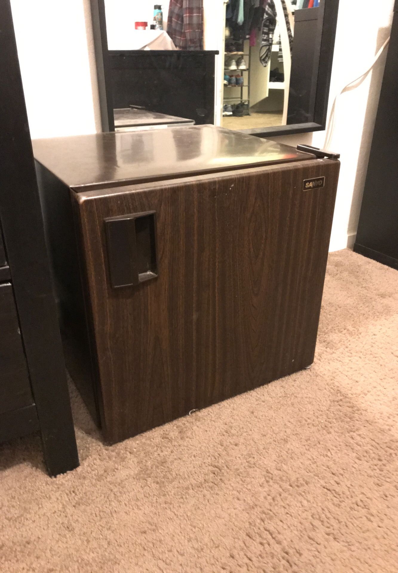 SANYO Mini Refrigerator (Wood Grain Look)