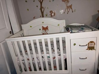 ** Beatiful Mini crib with changing station combo **
