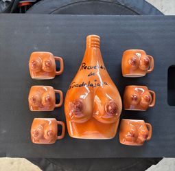 Memory of Guadolojava ceramic decanter with 6 matching shot glasses