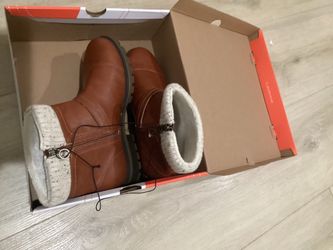 NEW Women’s trendy Boots Size 9