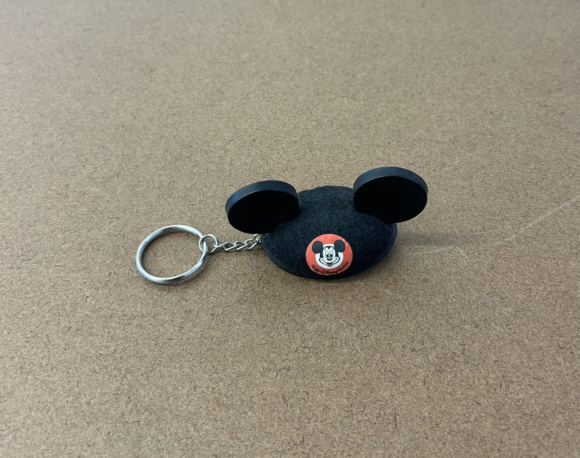  Vintage WALT DISNEY PARKS “Mickey Mouse Ears Hat” Keychain (pre-owned)
