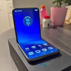 Motorola razr + 2025 moto Ai. Metro pcs tmobile 256gb. 