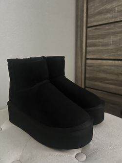 Black Platform Boots (women’s 7)
