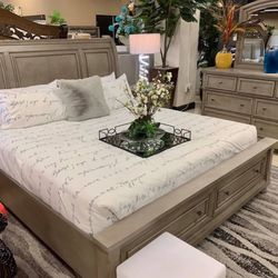 )Lettner Light Gray Storage Platform Bedroom Set ( Queen and King Bed Frame