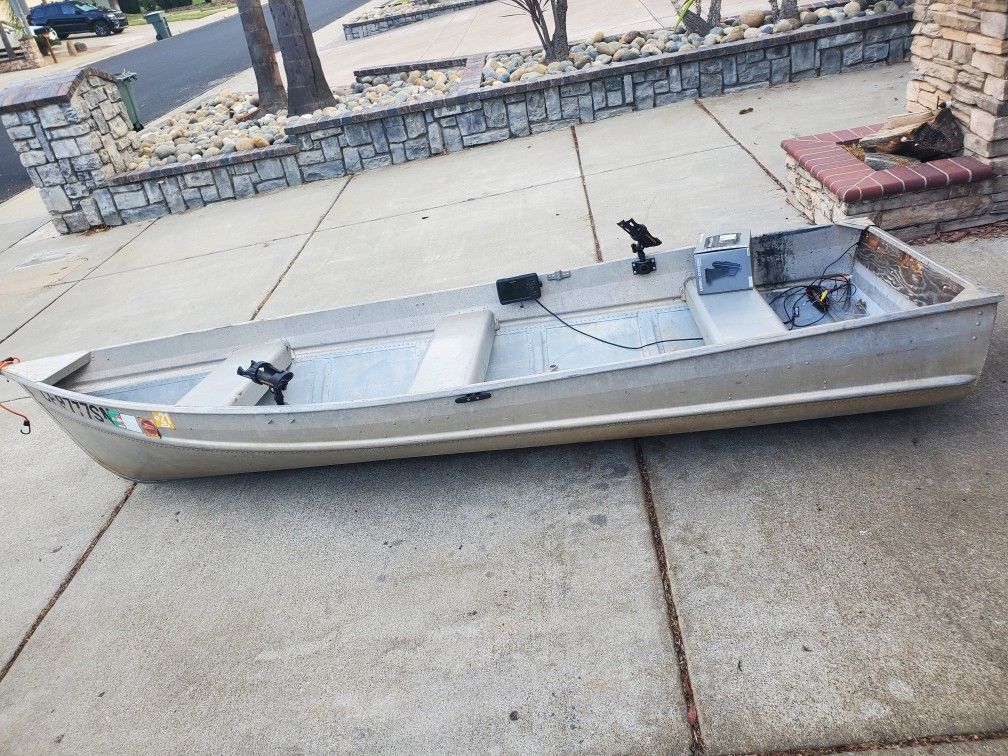 12' Aluminum Boat With 5hp Nissan $900 