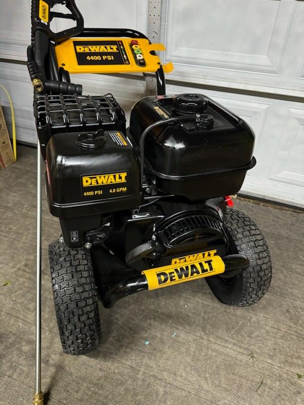 Dewalt 4400 PSI 4.0 GPM Cold Water Gas Pressure Washer