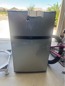 Whirlpool 3.1 feet mini fridge