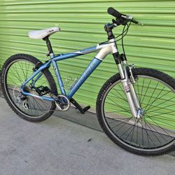 TREK MOUNTAIN BIKE 21 SPEEDS TIRE 26 SIZE M