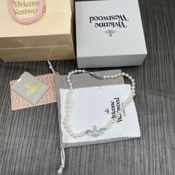 A new white single-layer necklace