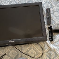 32’’ Panasonic Tv with Remote and wall mount braket 