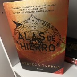 Alas De Hierro by Rebecca Yarros 