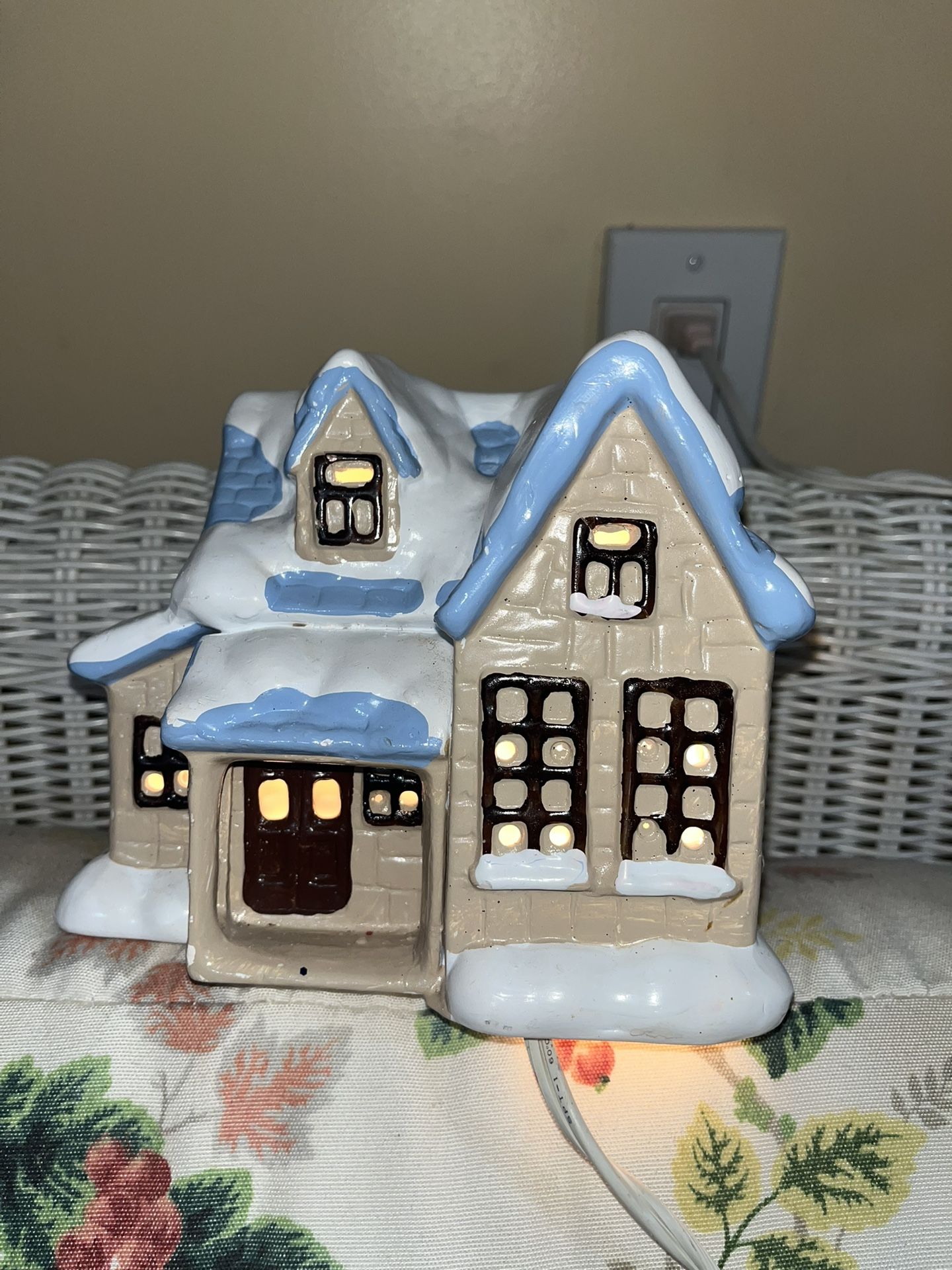 Lighted Country Cottage House of Lloyd Porcelain Snow Covered 1987 VTG