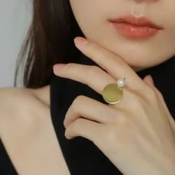 Minimalist Gold Round Ring with Freshwater Pearl