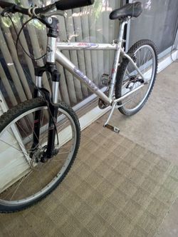 LIGHTWEIGHT Aluminum bike ( GIANT)