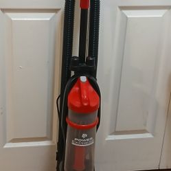 BARGAIN !!!!!!!  LIKE NEW DIRT DEVIL BAGLESS EXPRESS POWER CORDRD VACCUM CLEANER