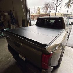 TONNEAU COVER IN STOCK FOR ALL TRUCKS, TAPADERA EN INVENTARIO PARA TODAS LAS TROCAS, HARD TRIFOLD BED COVERS, BEDLINERS, BED LINERS, SIDE STEPS, RACKS