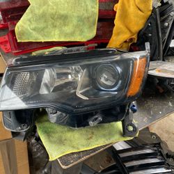 T77623B Jeep Grand Cherokee Driver Headlight (Used)