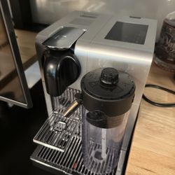 Nespresso DeLonghi Lattissima Pro
