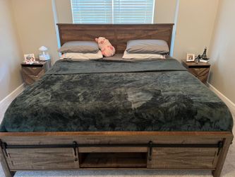 King Bedroom Set – Bed Frame + 2 Nightstands + Ashley Mattress
