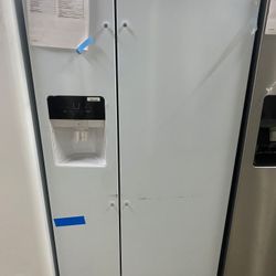 Whirlpool 21 cu. ft. Side by Side Refrigerator in White NG95