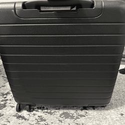 smile detail Explorer's Choice Bags - Travel Suitcases That Deliver