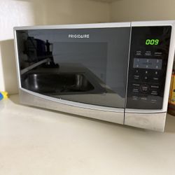 Frigidaire Microwave – Works Great