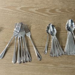 Silverware set for 8, like new