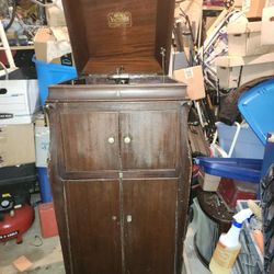 VICTROLA BY VICTOR 1916 TALL NICE SHAPE NEEDS SPRING OILED