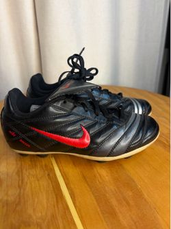Black/Red Soccer Cleats 315775-061 Size 1.5Y