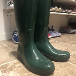 UGG Shaye Rain boot in Green size 7