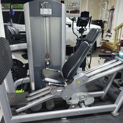 Life Fitness Signature Series Leg Press.  *Delivery Available 