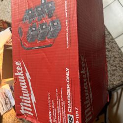 M18 18V PACKOUT 6-Port Daisy Chain Rapid Charger w/ PACKOUT Mounting Plate