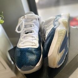 Nike Jordan 11 Low LE