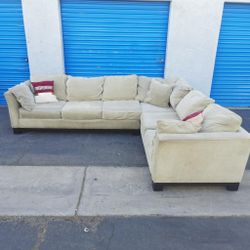 Beautiful sectional couch 🛋