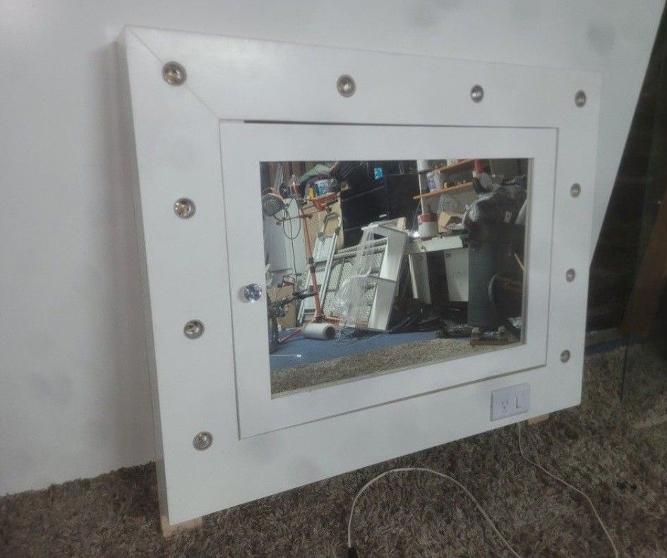 Vanity Mirror, Espejo