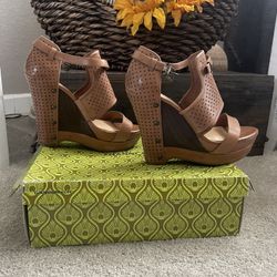Gianni Bini Leather Wedge Sandle