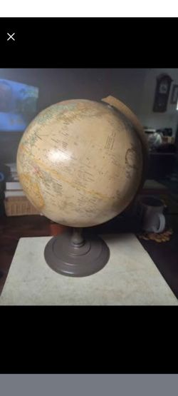 Beautiful, vintage 1976 Replogle 12-inch World Classic Series desktop globe.
This is a high-quality,