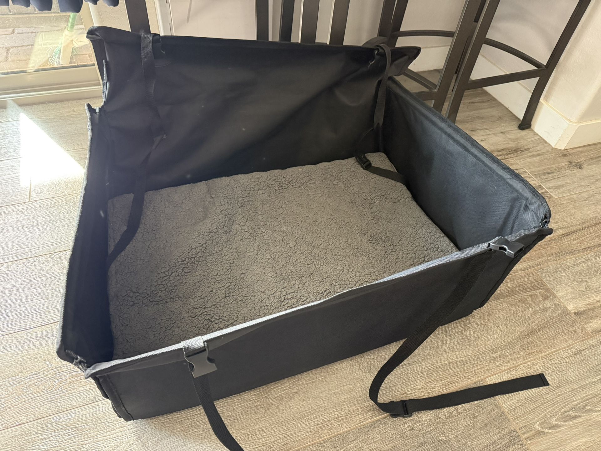 Dog Carrier/Protector For Vehicle