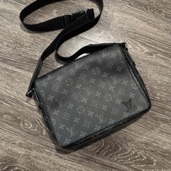 Louis Vuitton Messenger Bag