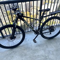 2023 Giant Talon 2  Mountain Bike Size Medium 29