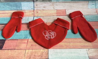 All for $10 Valentine’s gift set winter gloves holding hands glass mug, love you frame