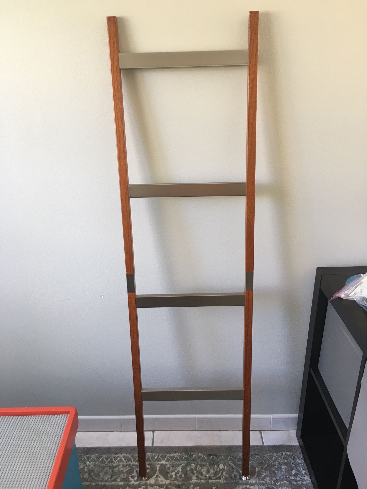 Leaning towel rack