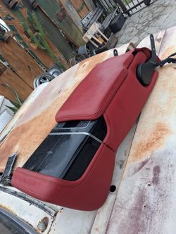 NICE RED CENTER CONSOLE FOR CAR OR TRUCK!! LEATHER!! 175$