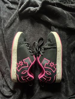 Used Women's Court Grafik DC's Size 6.5